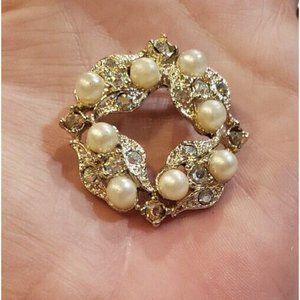 Beautiful Vintage AB Rhinestone Faux Pearl Gold Tone Circular Wreath Brooch 1"